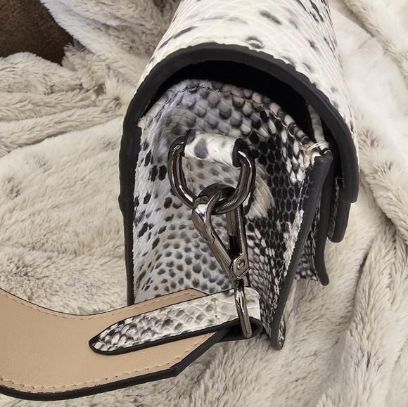 KC Zagger, Snakeprint Crossbody - Picture 5 of 8